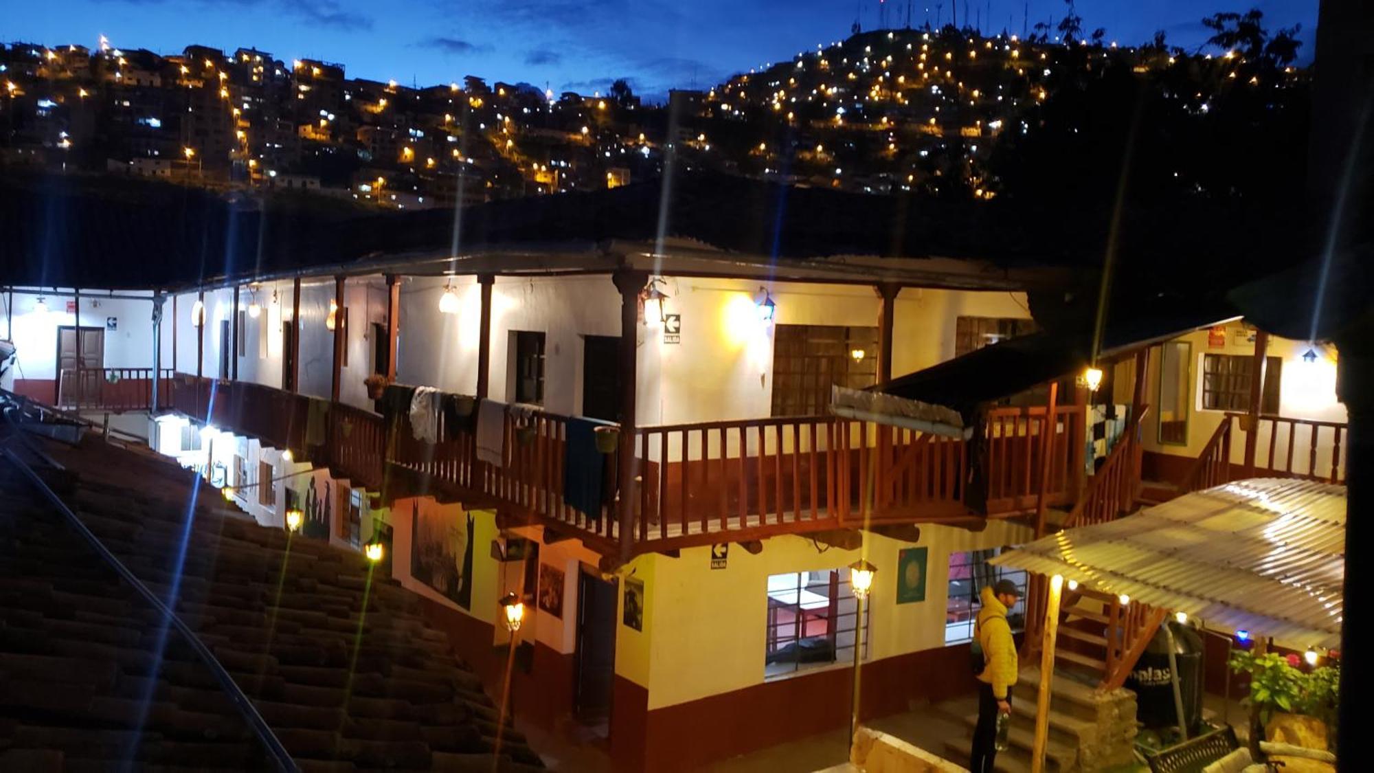 Hostel Rivendell クスコ エクステリア 写真