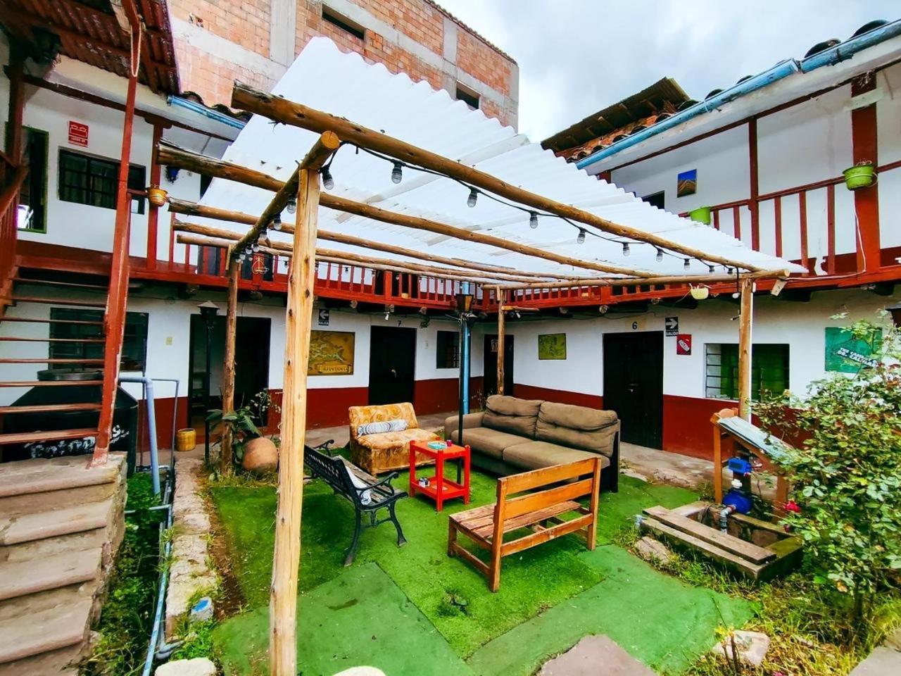 Hostel Rivendell クスコ エクステリア 写真